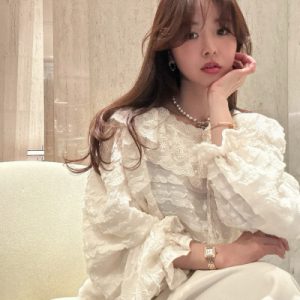 26010015 브이 레이스 블라우스