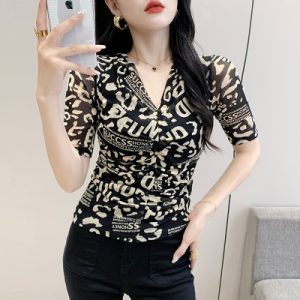 26010261 브이 레터링 티셔츠