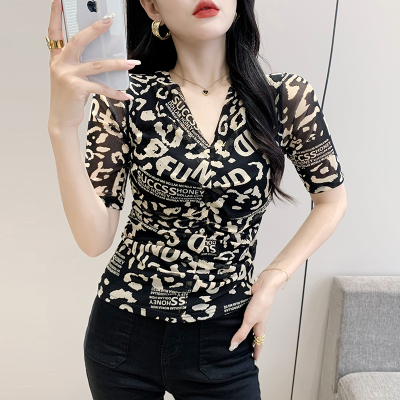 26010261 브이 레터링 티셔츠