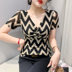 26020019 브이 기하학 프리트 티셔츠