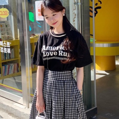 26060063 [에센셜무드] 미니멀 펄 비딩 레터링 라운드넥 반팔 티셔츠 캐주얼룩 마실룩