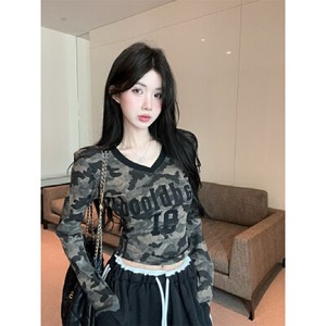 26080268 빈티지 카모플라쥬 브이넥 크롭 롱슬리브 탑