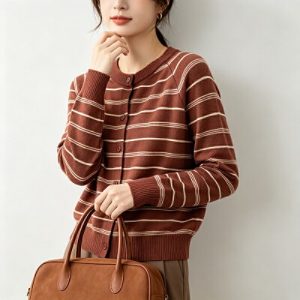 26090091 배색 스트라이프 레글런 크루넥 니트 가디건