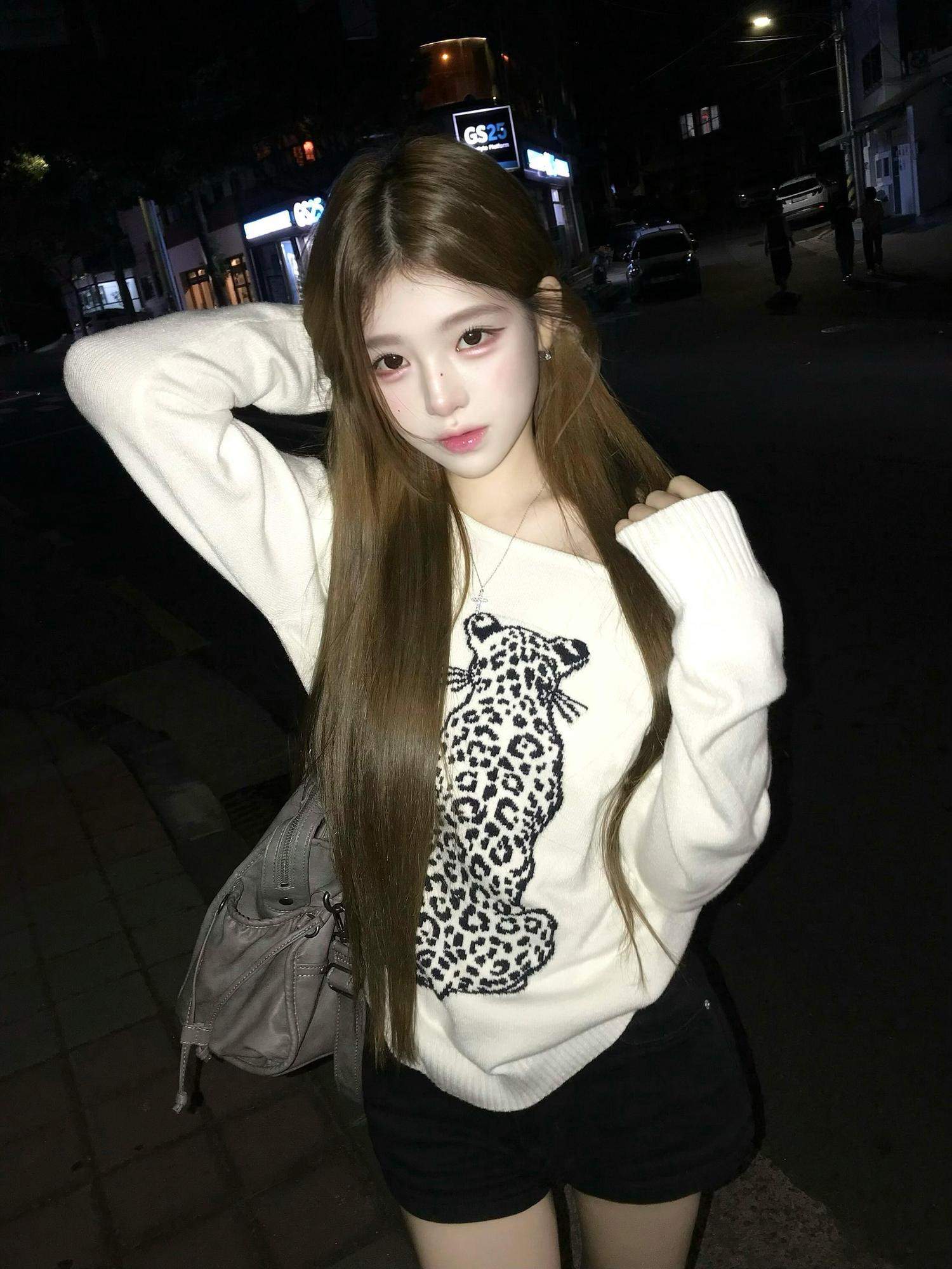 표범 자카드 오프숄더 루즈 니트