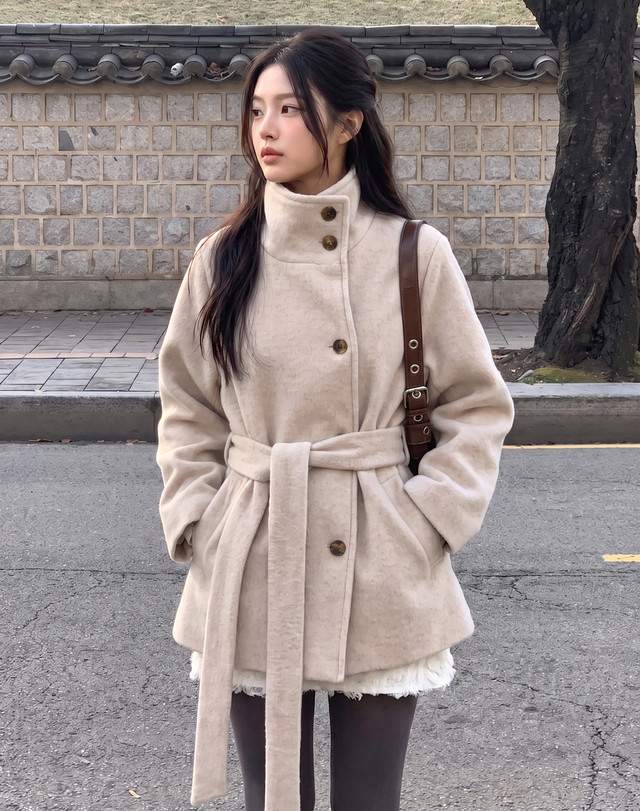 클래식 하이넥 벨티드 울혼방 숏 코트