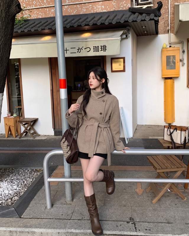 클래식 하이넥 벨티드 울혼방 숏 코트