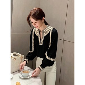 26100042 배색 물결 테이핑 노카라 넥 블라우스
