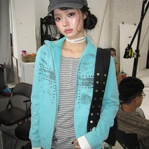 26100097 스터드 그래픽 민트 집업 스웨트