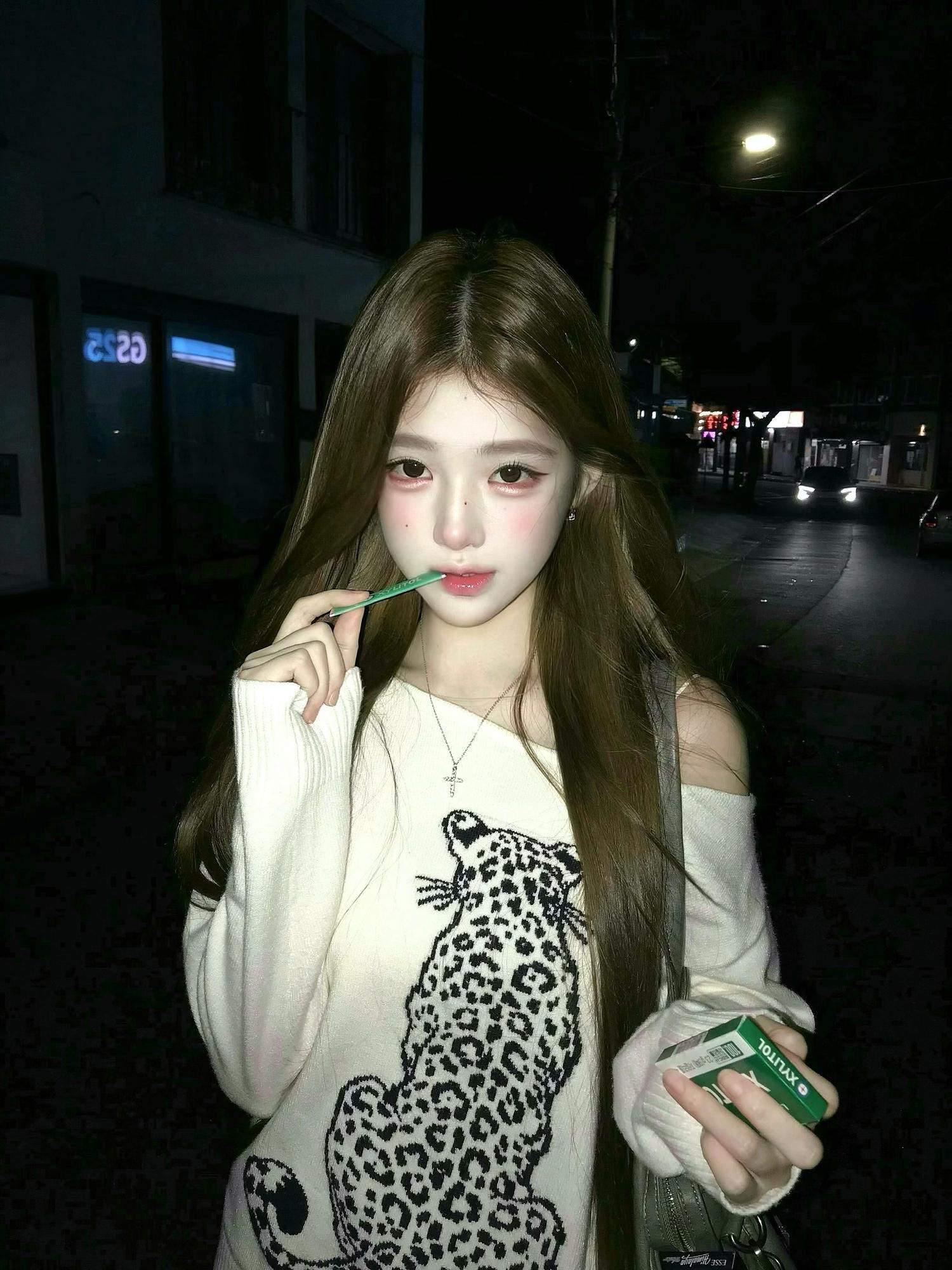 표범 자카드 오프숄더 루즈 니트