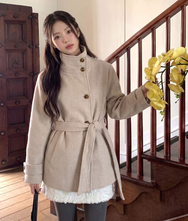 클래식 하이넥 벨티드 울혼방 숏 코트